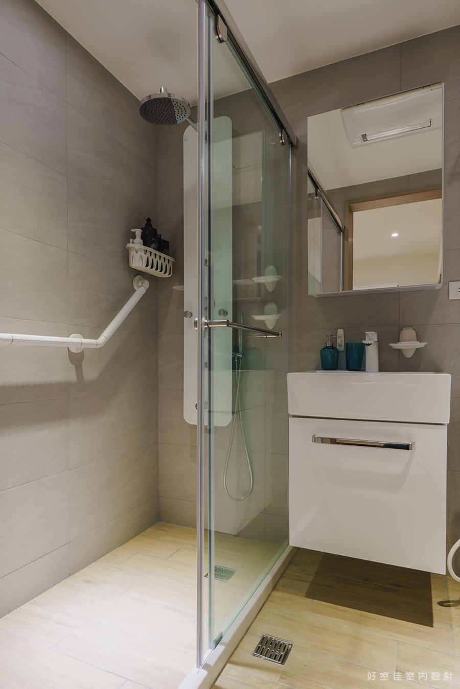 浴室鋪設木紋磚