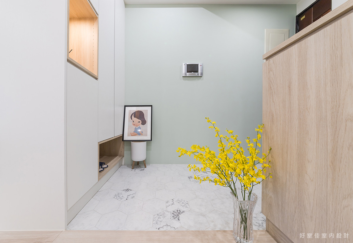 玄關鋪設六角磚